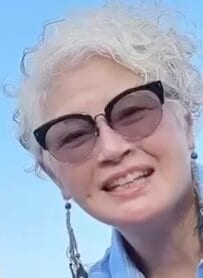 【66歳マダム】春の爽やか〈街ブラコーデ〉大人の余裕を感じる着こなしに「ゆるっとがとても素敵」「かっこいい」の声