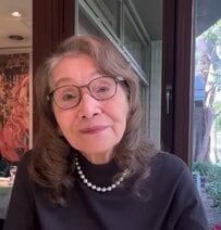 ロングカーディガンを主役にした91歳マダムのお出かけコーデ。「なんて美しい」と反響があった着こなし