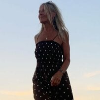 【海外マダム】茶色×白が大人可愛い！ドット柄ワンピースが主役の「カジュアルコーデ」