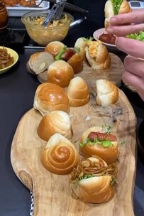 息子と2人で仲良く作る【サンドイッチ弁当】が話題　食べやすいロールパンの切り方に「発想いいですね！」の声