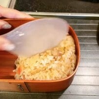 【夫への愛妻弁当】ご飯がすすむ味付けで絶品のおかずを美しく詰め込んだ「鶏と牛蒡の甘酢炒め弁当」が「美味しそう」と話題