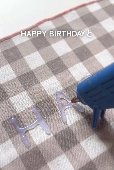 セリアのランチマットとグルーガンを用意