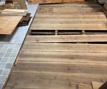 変身前のキッチン前の部屋の床