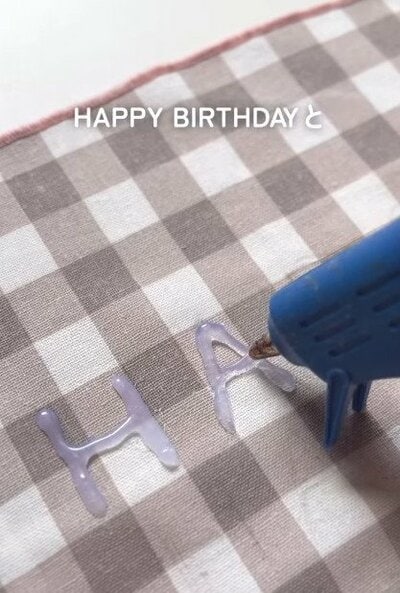 セリアのランチマットとグルーガンを用意