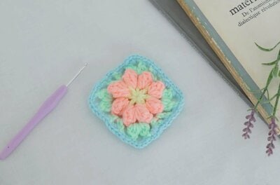 かぎ針編みに挑戦し、花モチーフを完成させた北川景子