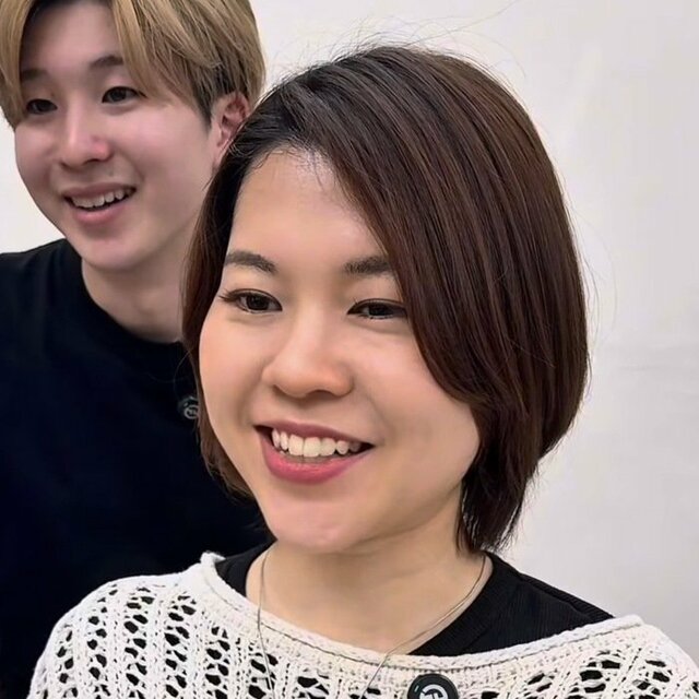 「髪の量が多くて大変」女性が流し前髪ショートですっきり大人可愛くスタイルチェンジ