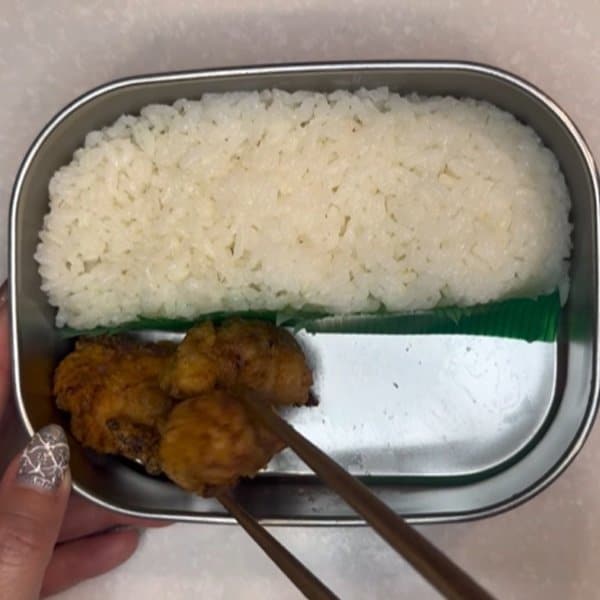 彩りにあふれた【唐揚げ弁当】卵焼きやミニトマトなどの色鮮やかなおかずが食欲をそそる！
