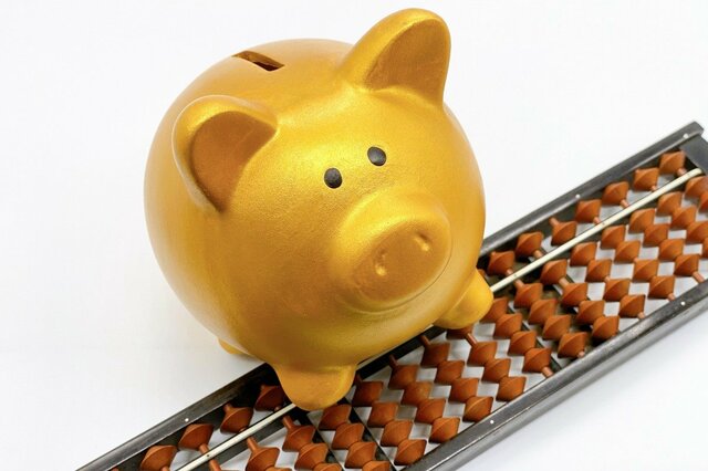 【年金エイジ】65歳以上・無職世帯「公的年金・貯蓄」は平均いくら？