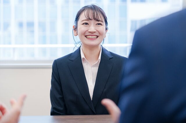 【最新データで見る】平均賃金34万円台、初任給は「大卒26万円台」もっとも賃金が高い業種は？