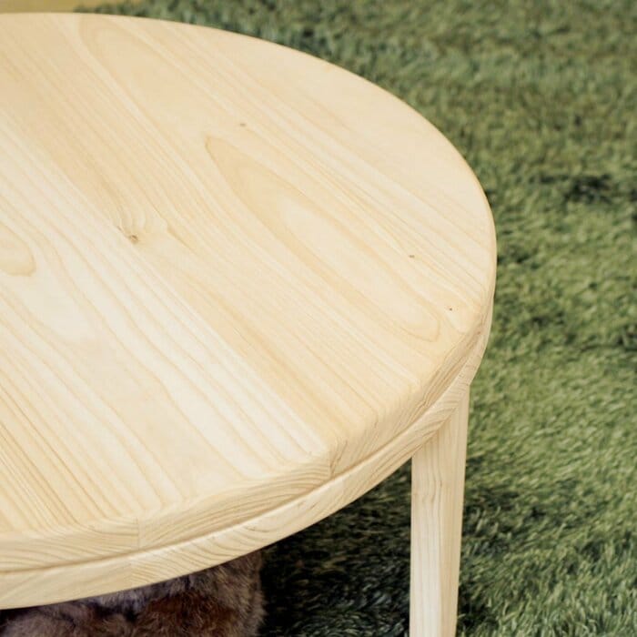 最大の特徴はフレームに国産のヒノキ材を贅沢に使用している点