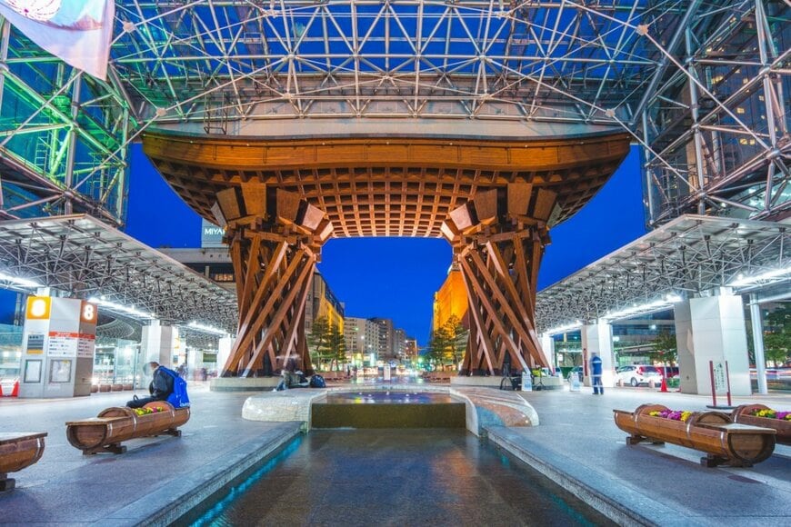 金沢駅前にずらりと並ぶ「大量の雪だるま」　目を疑う光景に「これは欲しい」「お地蔵さんのよう」