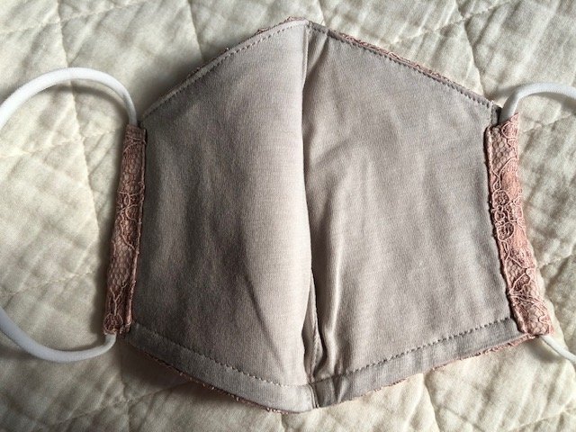 『抗菌防臭 洗って繰り返し使える LACE MASK（レースマスク）』中は…（筆者撮影）