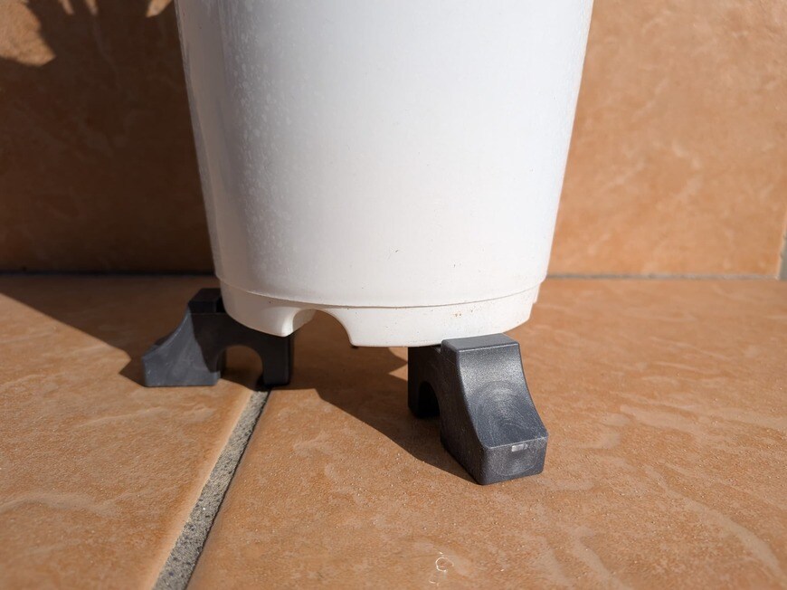 「溝があることで鉢がしっかり固定されます。」