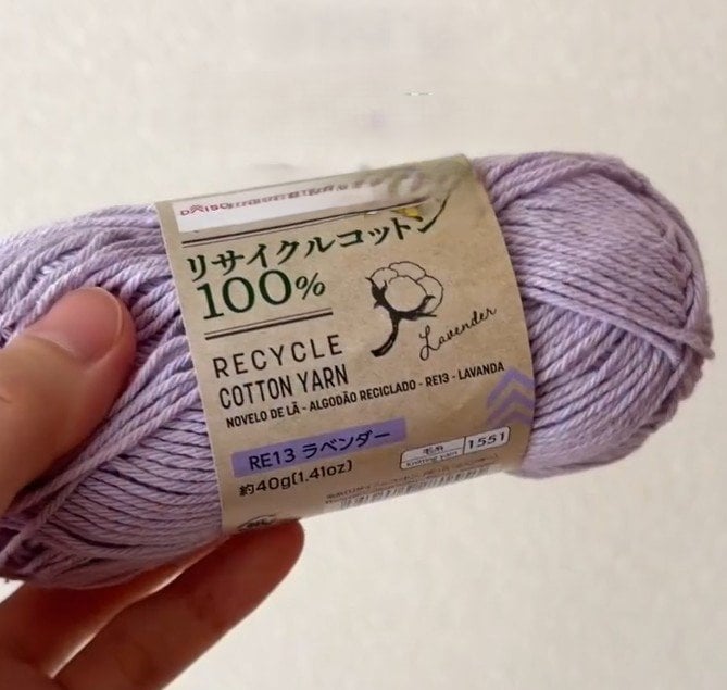 【製作費約110円】ダイソーの“リサイクルコットン毛糸”たった1玉！かぎ針編みで作る「お花模様のペットボトルカバー」に約6.7万回再生の反響