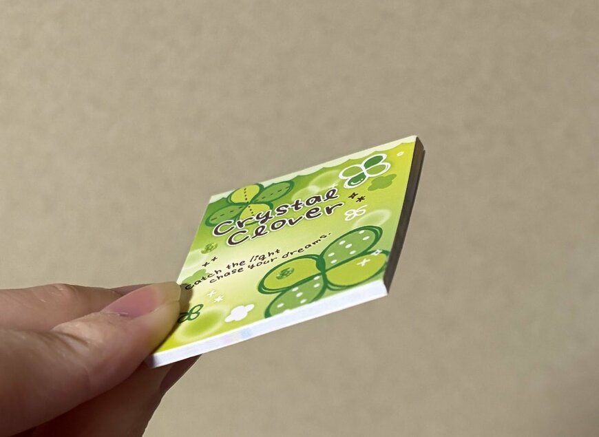 筆者撮影（セリア、豆本キーホルダー プロフィール帳 クリスタルクローバー柄）