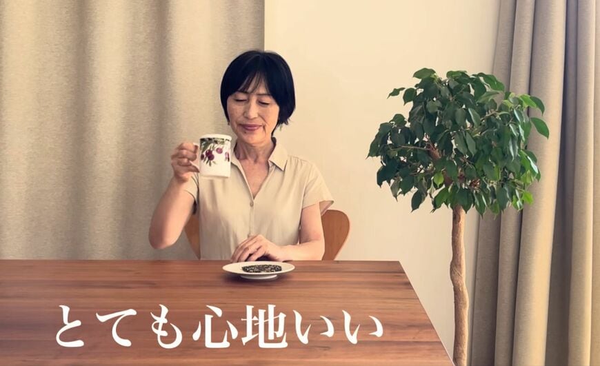お茶を味わう穏やかな60代女性