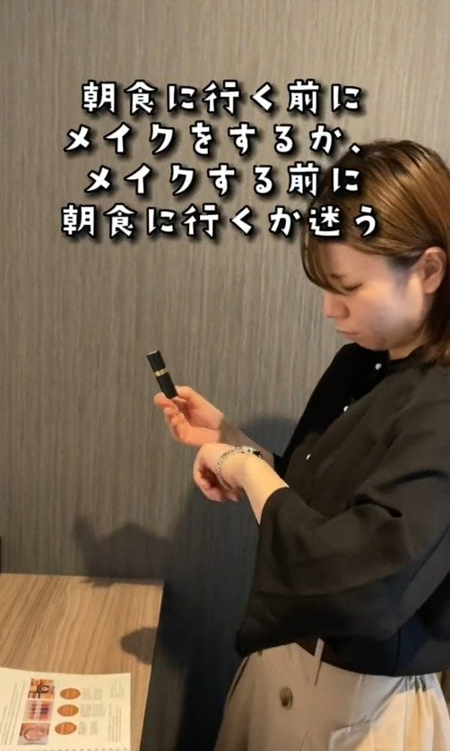 朝食前にメイクをするか悩む女性