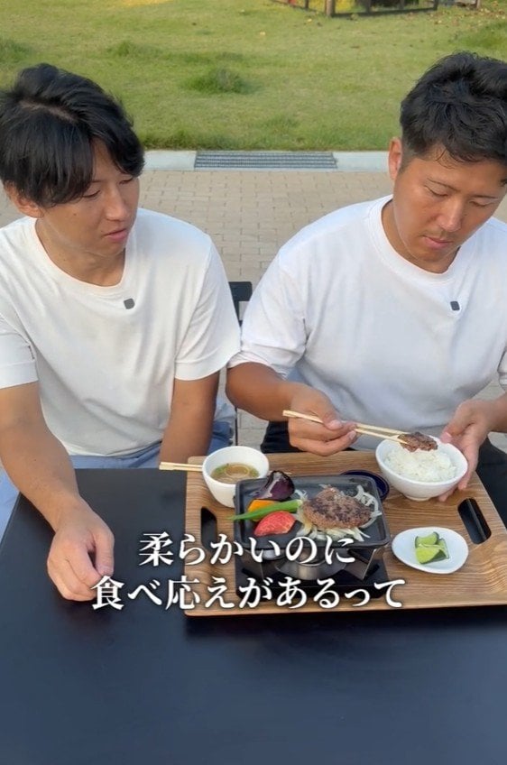 実食する様子