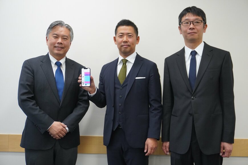 男性3人が正面を向いて並んでいる写真