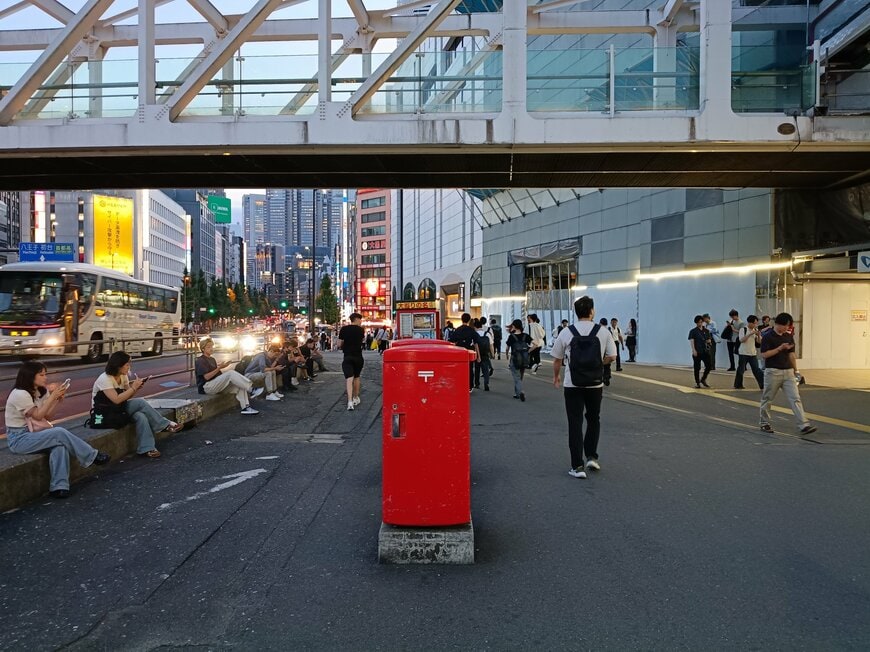 歩道のど真ん中にあるポスト