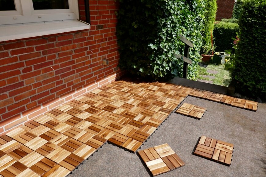 テラスにウッドタイルが敷かれている。