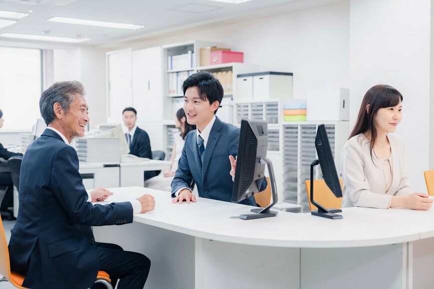 窓口で提案する男性の写真