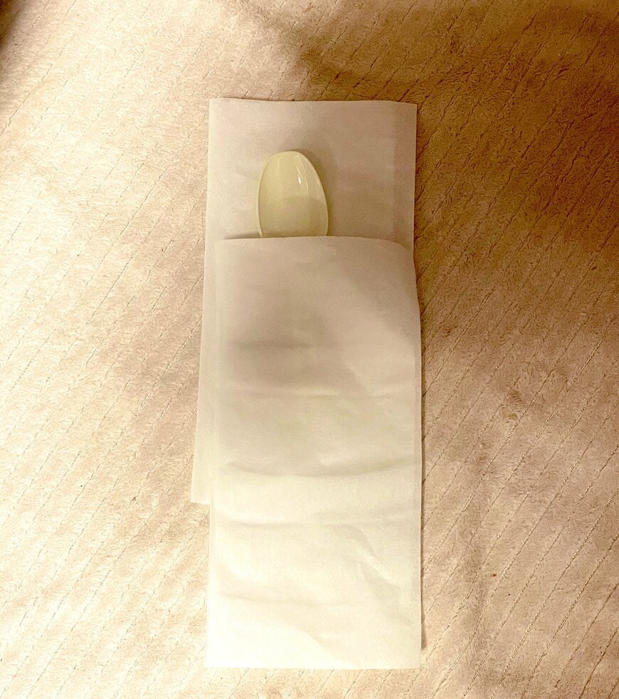 優しく寝かしつけられるプラスチックスプーン