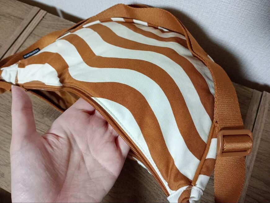 ユニクロ、ラウンドミニショルダーバッグ画像