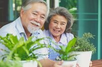【老齢年金世代】65歳以上のリタイア夫婦は《毎月赤字が約3.4万円》65歳以上の平均貯蓄額はいくら？