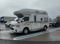 「センスの塊です」キャンピングカーの室内に作ったDIYテーブルに大反響「見た目も機能性もめっちゃいい！」