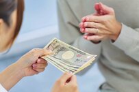 【親への仕送り】毎月いくら渡している？最新の仕送り事情と注意点を現役FPが解説