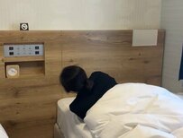 ホテルのツインに一人で泊まった時のあるある？「たしかにそう」「やっちゃうよね」思わず納得