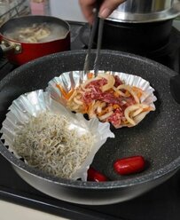 「まじか…」反抗期の娘へ母が贈るおふざけ弁当　韓国風のおかずが詰まったまさかの容器が話題