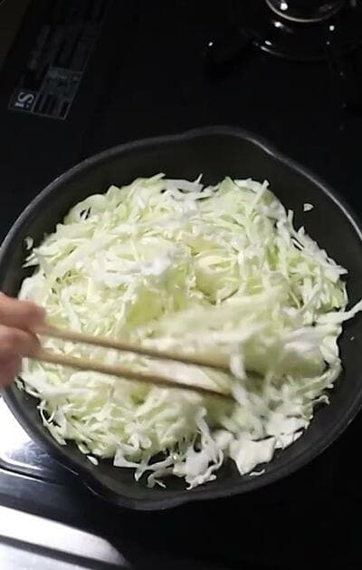 細く切ったキャベツをフライパンで炒める