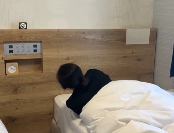 ホテルのツインに一人で泊まった時のあるある？「たしかにそう」「やっちゃうよね」思わず納得