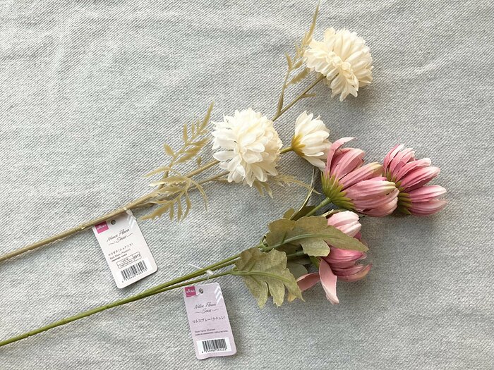 ダイソーで購入したお正月らしさのある造花を飾ってみます