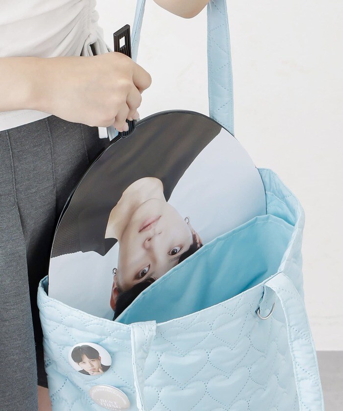 うちわの柄まですっぽりと収まる大きな仕切りポケット