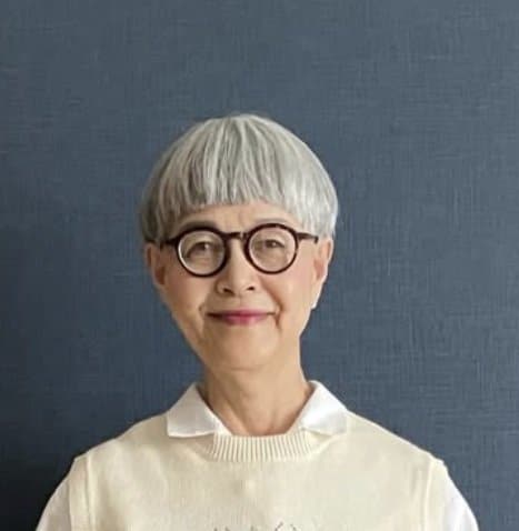 【70代マダム】無印良品“ブラウス”を使ったトラッドコーデが素敵！初夏らしい爽やかなファッションに「良きものは永遠に」「海外の少年のよう」の声