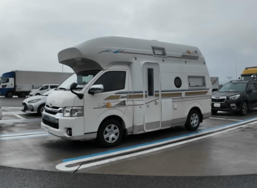 「センスの塊です」キャンピングカーの室内に作ったDIYテーブルに大反響「見た目も機能性もめっちゃいい！」