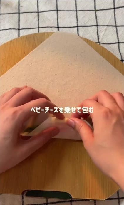 揚げずにフライパンで焼く【ベーコンチーズ春巻き】アスパラを包んで、だし巻き卵と一段に詰める旦那弁当