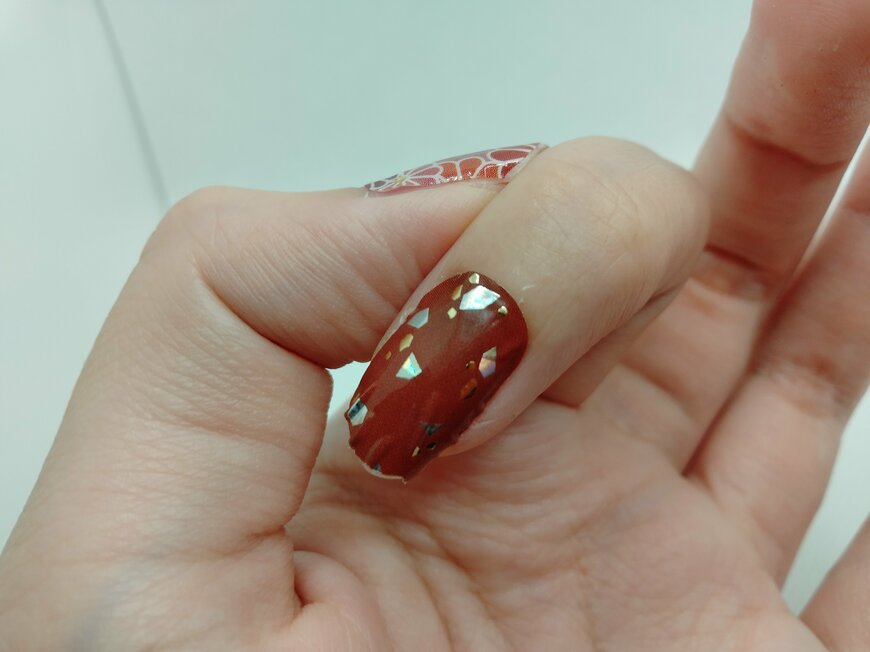 出所：筆者撮影（キャンドゥ、UVジェルネイルシール）