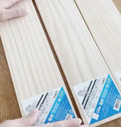 【総額1000円以内】ダイソーの〈板材・ベニヤ板〉で…　おしゃれな〈マントルピース風ミニラック〉をDIY