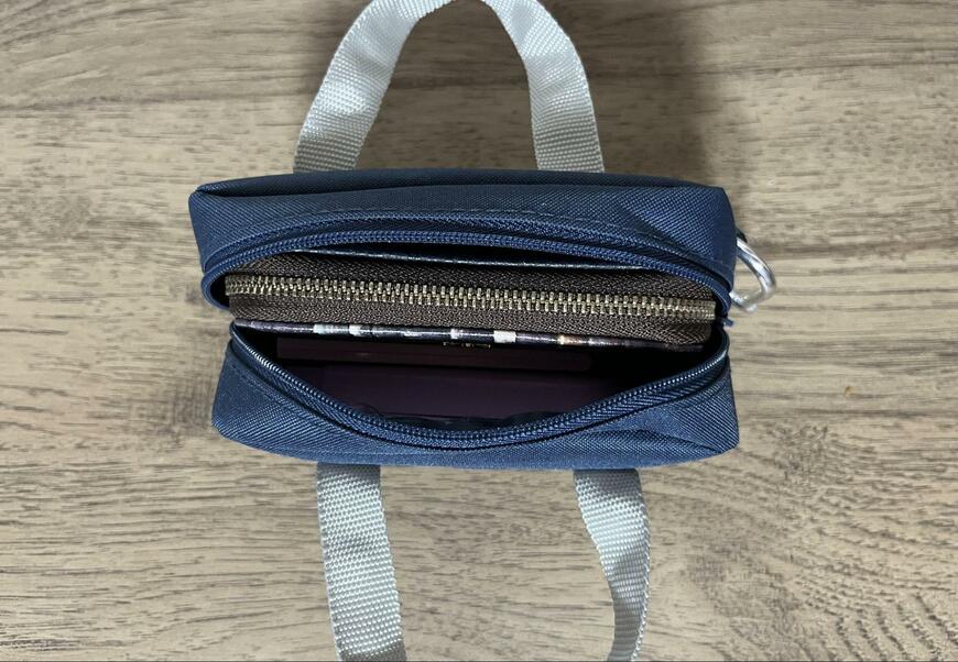 筆者撮影（キャンドゥ、CA ミニスクールバッグキーホルダー NV）