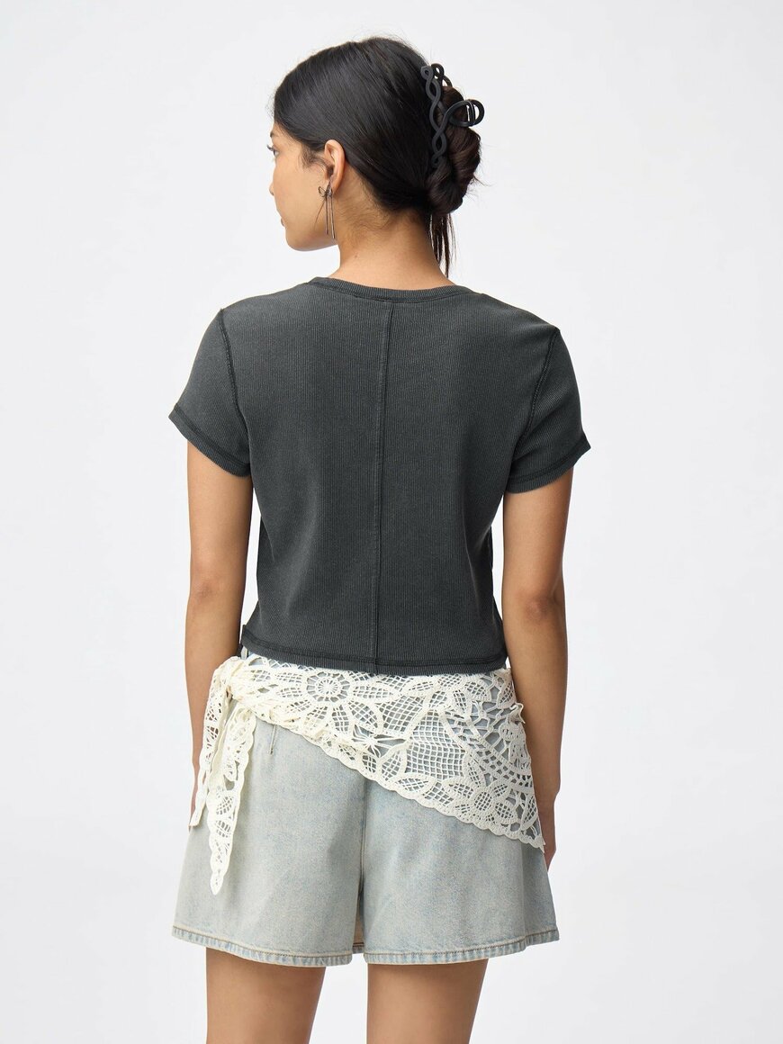 出所：GU公式　リブミニT Kuromi／カラー: 08 DARK GRAY