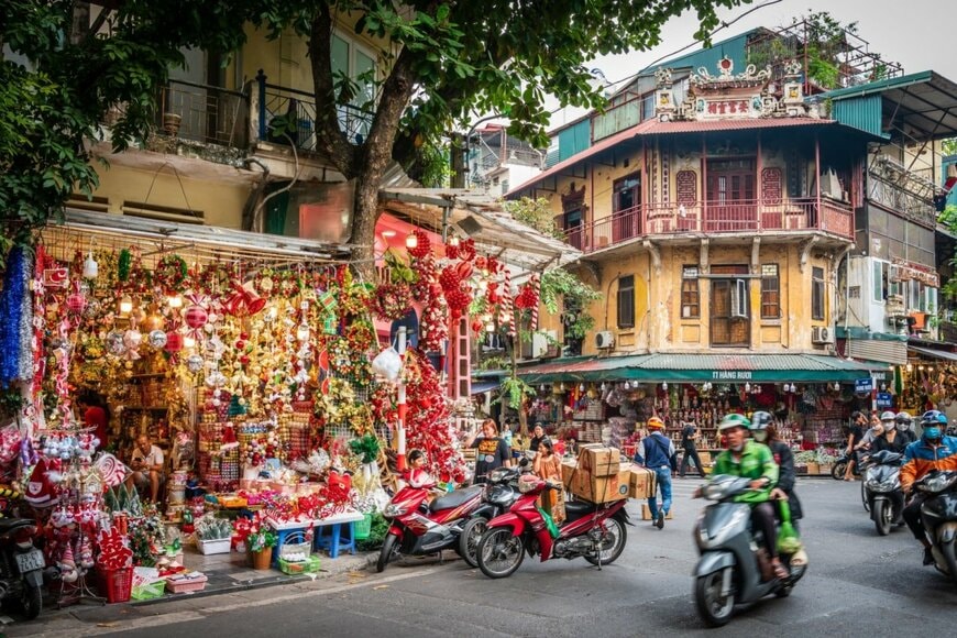 ベトナムの街中で見たクリスマスツリーに強烈な違和感　まさかの作りに「日本人は気になる」「センスが好き」