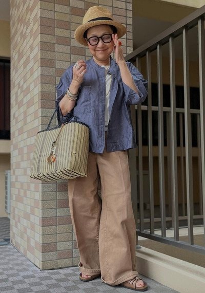 【64歳マダム】〈ブルーシャツ×ベージュワイドパンツ〉で涼しげな大人カジュアルコーデ！リラックス感のある上品なスタイリングに