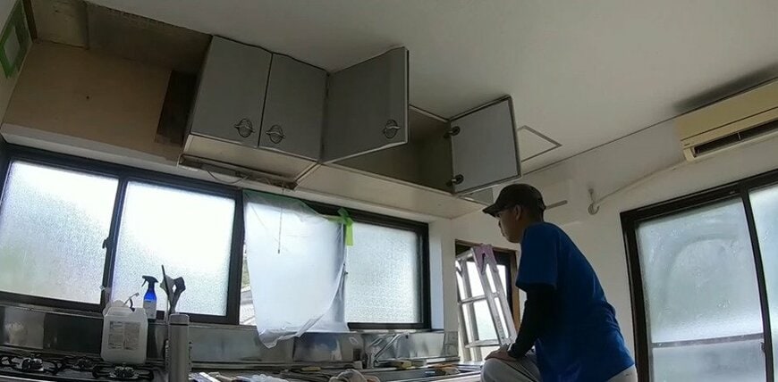 【築35年超中古戸建てDIY】木製の扉がこんなにおしゃれに大変身！古びたキッチンの吊り戸棚→新品同様にリメイク