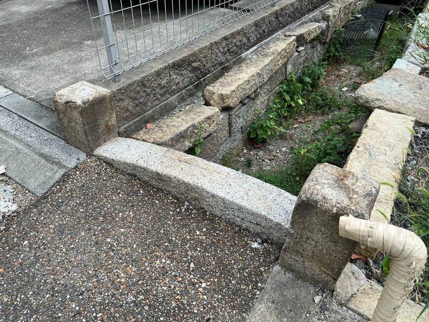 道端にある小さすぎる橋