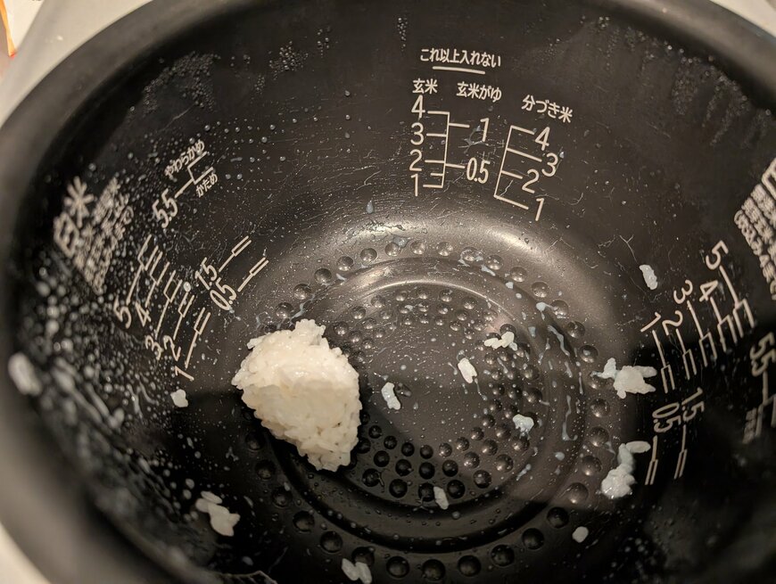 炊飯器に残された一口のご飯