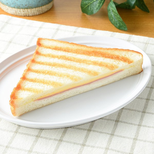 ファミリーマートの新商品:ホットサンド（ハム&チーズ）
